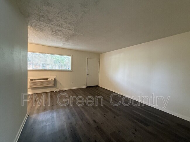 Foto del edificio - 2540 E 7th St