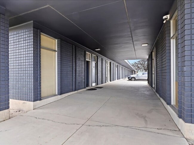 Foto del edificio - 2330 S Main St