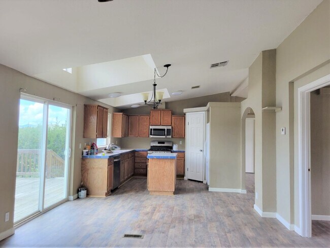 Foto del edificio - Large Manufactured home on 3 acres in Capi...