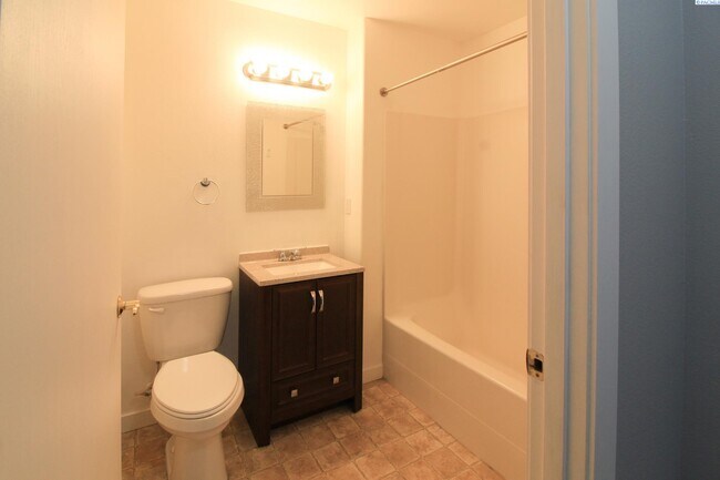 Foto del edificio - 2 bed, 2 bath townhome in Pasco
