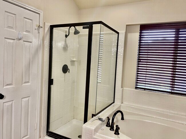 Baño principal - 12906 Legend Field Dr