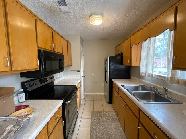 Foto del edificio - 487 Woodlawn Rd