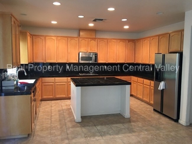 Foto del edificio - Large Tracy Executive 5 Bedroom Home
