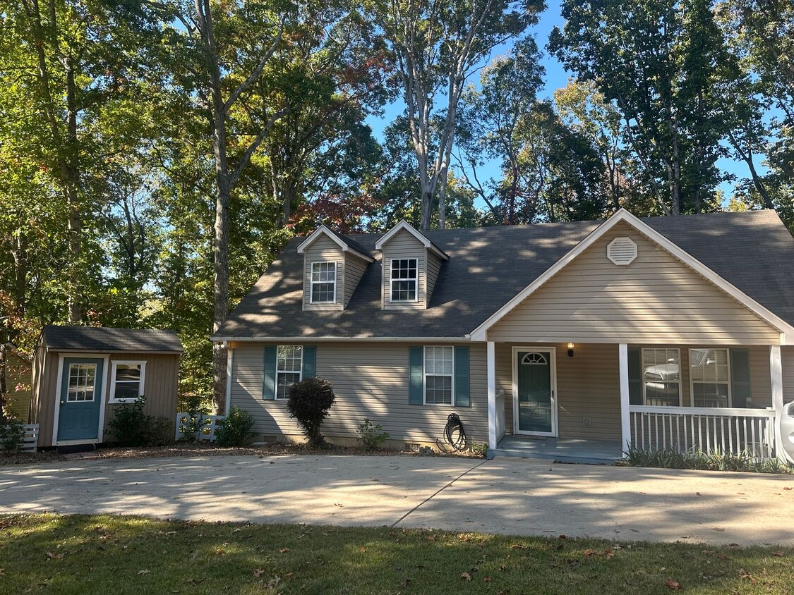 Foto principal - Charming 3-Bedroom Home Near Lake Lanier!