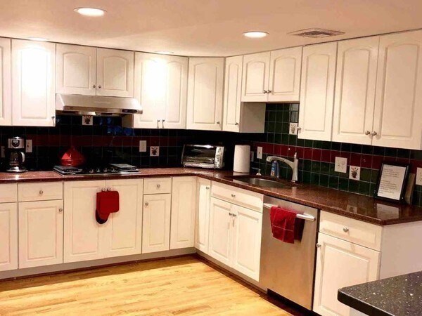 Foto del edificio - 139 Fresh Pond Pkwy