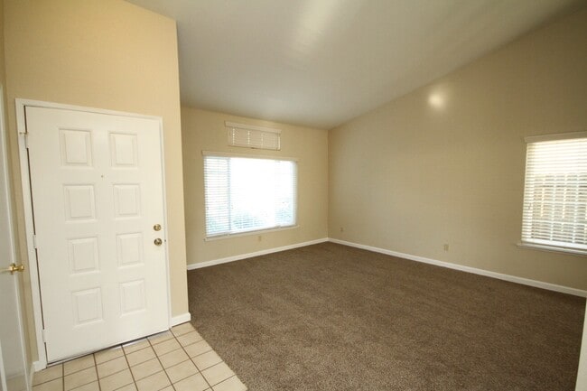 Building Photo - Charming 3Br/2BA/ 1444SF Available Now! Te...