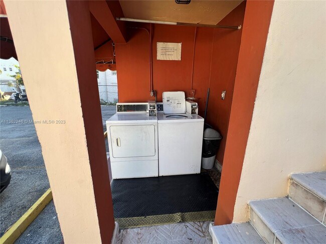 Foto del edificio - 1039 SW 5th St