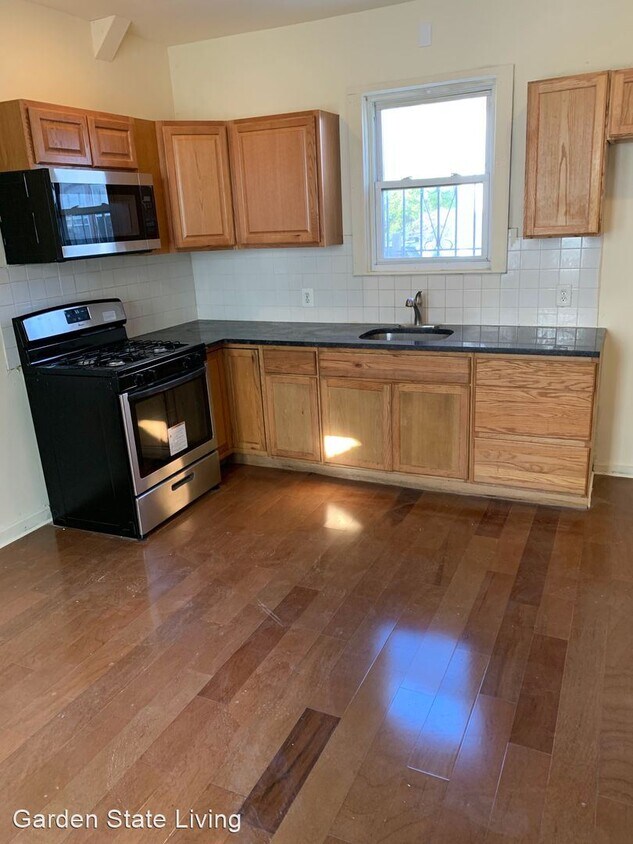 Primary Photo - 4 br, 2 bath House - 359-361 South 18th St