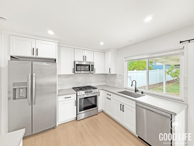 Foto del edificio - Comfortable 3B/1BA Home in Mira Mesa with Backyard, In-Unit Laundry and Garage