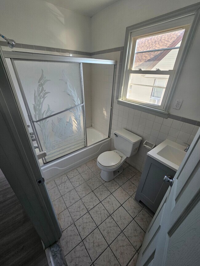 Bathroom - 96 N 9th St