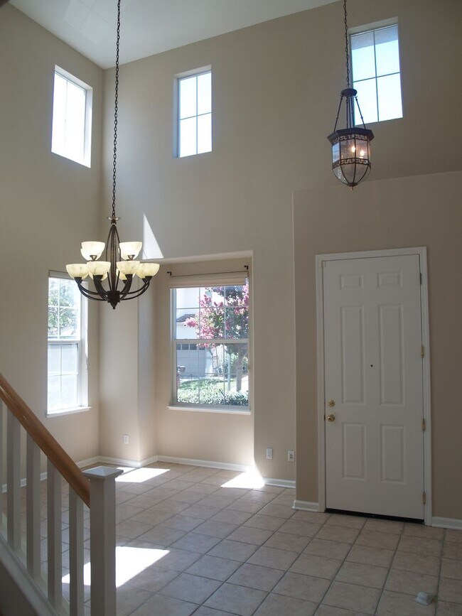 Building Photo - Stunning 3 bedroom 2.5 bath single family ...