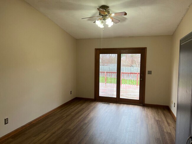 Building Photo - TONS OF SPACE AND STORAGE!! AVAILABLE NOW!!