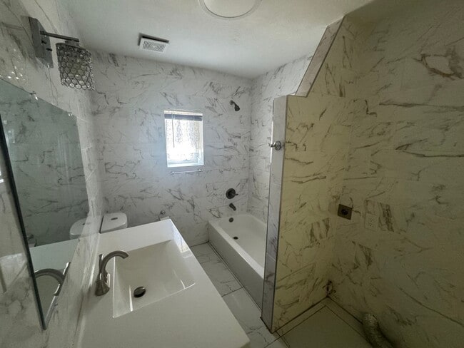 Foto del edificio - 332 W Illinois St