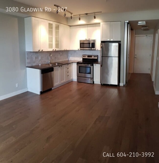 Building Photo - Hudson Loft -Central Park Village