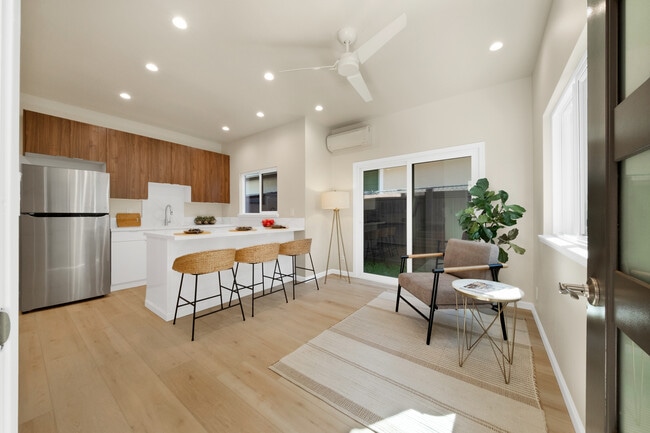 Downstairs Living/Wetbar - 1729 Keeaumoku St