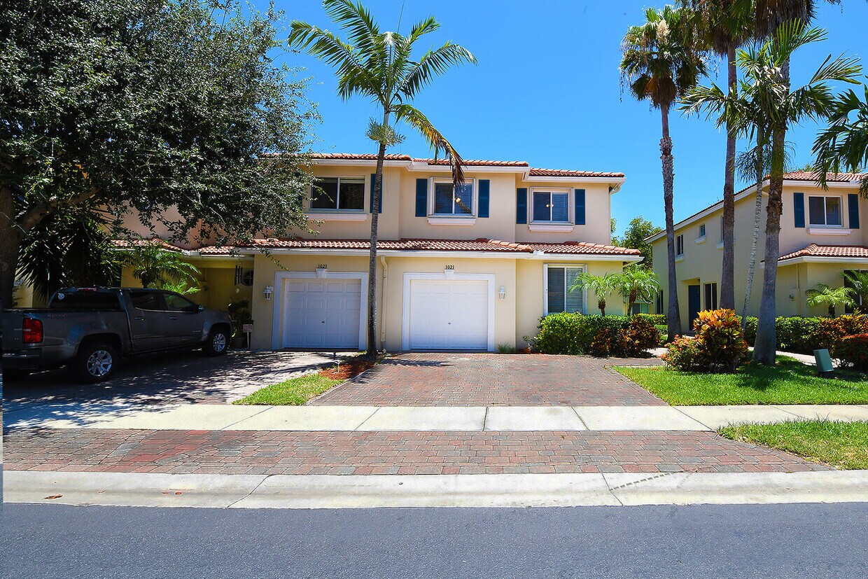 Primary Photo - 3021 N Evergreen Cir