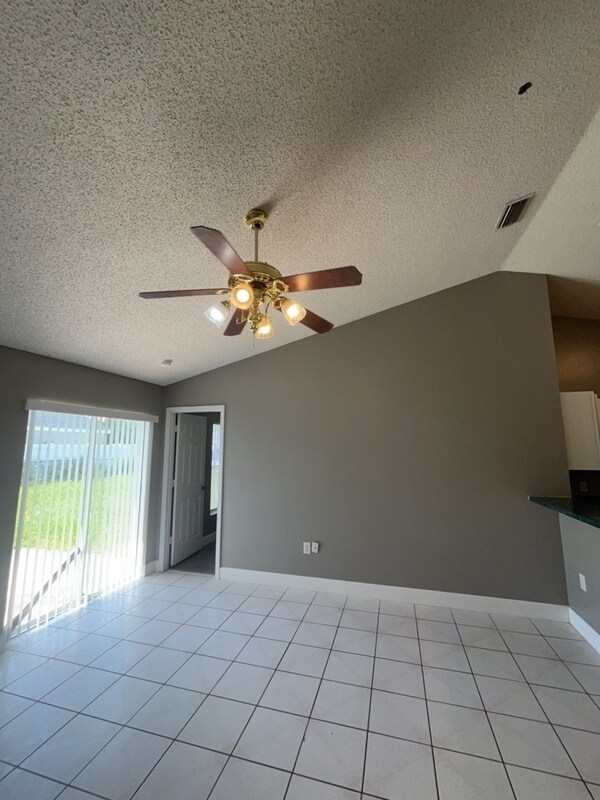 Foto del edificio - 1021 Dudley Dr