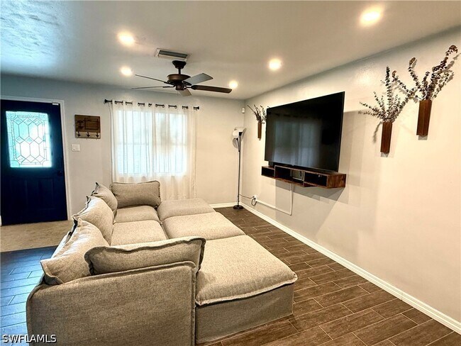 Foto del edificio - 235 Cypress Way W