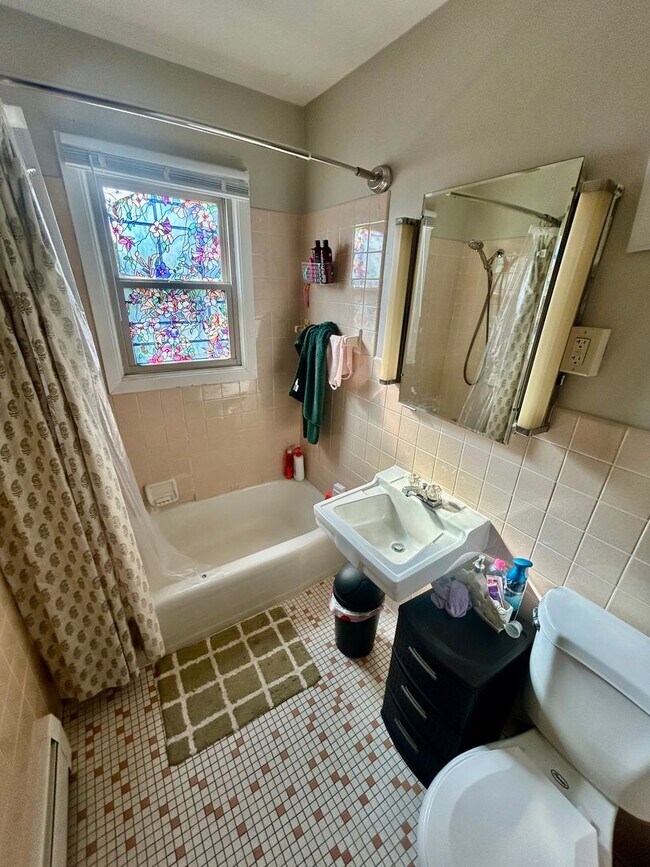 Foto del edificio - Available September! - 1 Bed 1 Bath Apartment