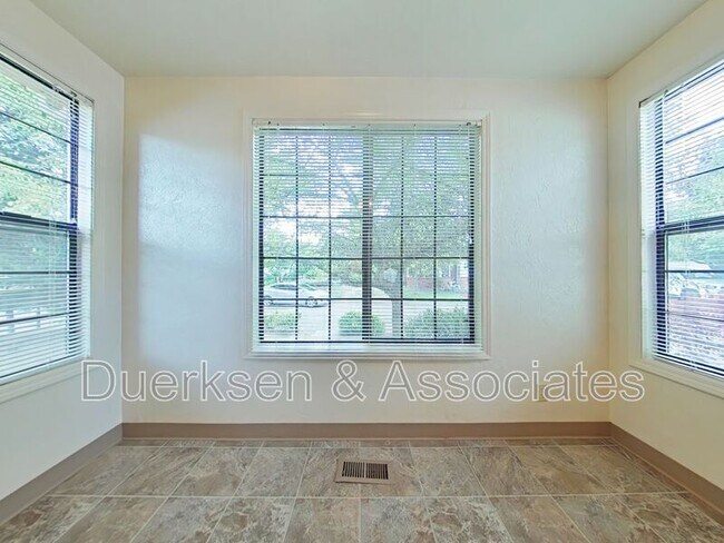 Building Photo - 1128 NE Conser Pl
