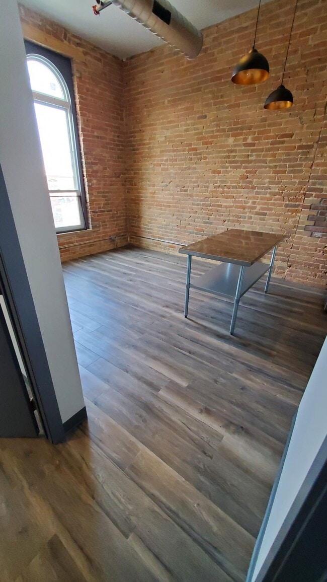 Building Photo - 618 Saint Joseph St