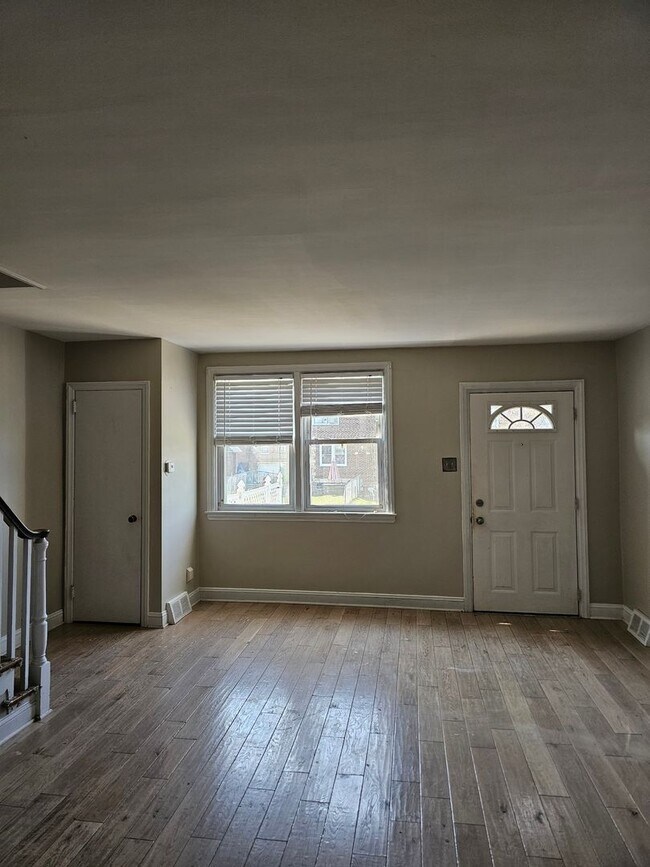 Building Photo - 3 bed 1 bath house for rent
