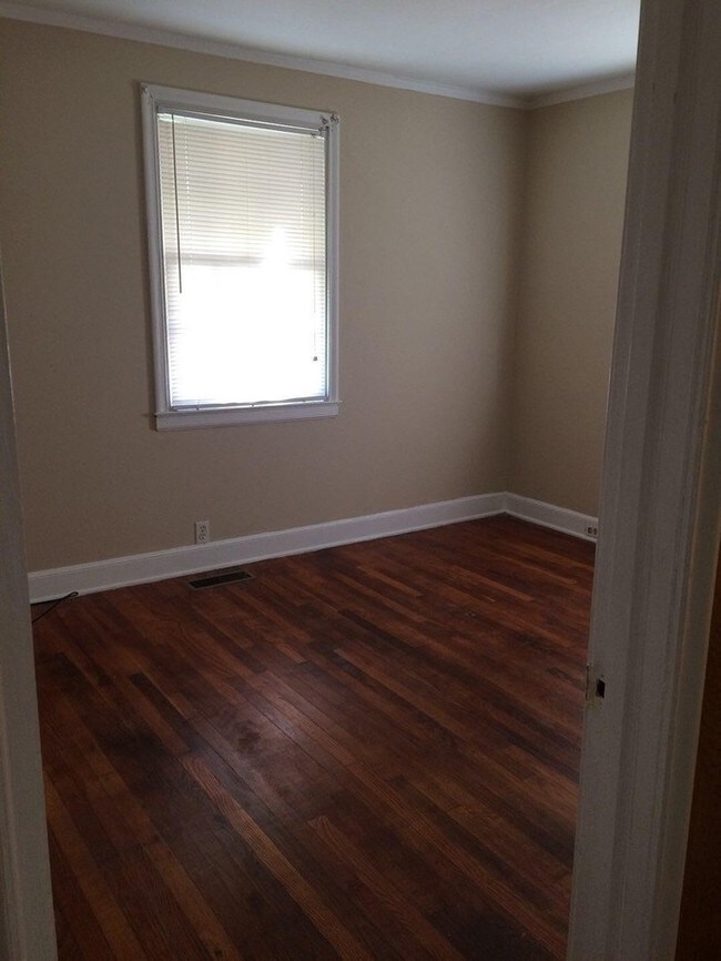Building Photo - 2 Bedroom 1 Bath!