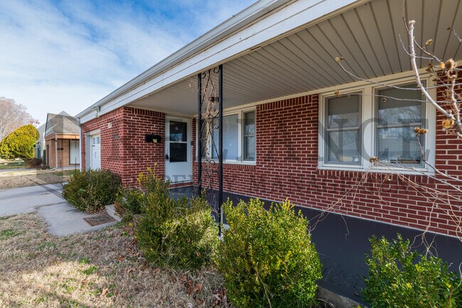 Foto del edificio - 1720 S Windsor Rd