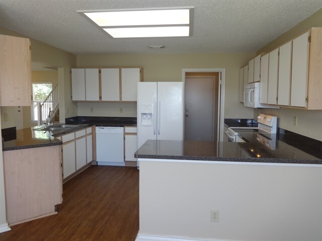 Foto del edificio - 8225 Laurel Bend