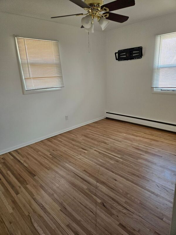 Foto del edificio - 4204 Lake Breeze Ave N