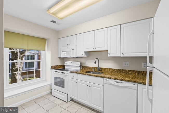 Foto del edificio - 786 N Vermont St