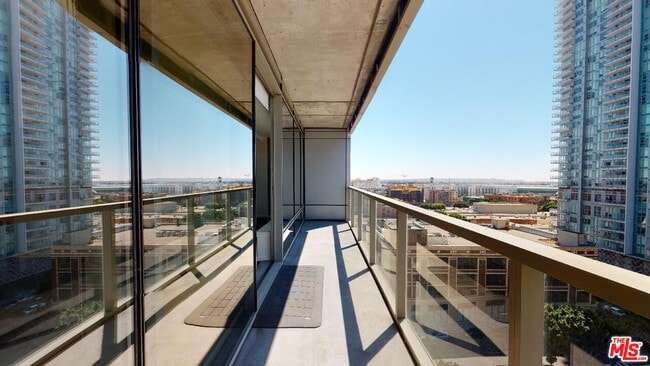 Foto del edificio - 1155 S Grand Ave