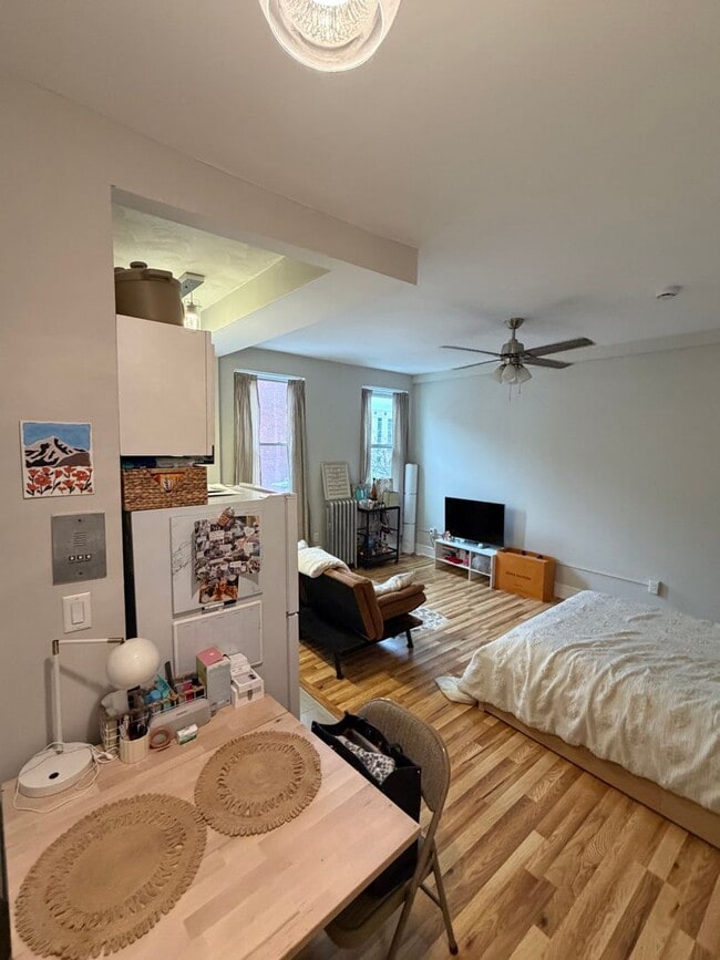 Building Photo - Gorgeous renovated studio with great location on Green Line in Allston available NOW!!