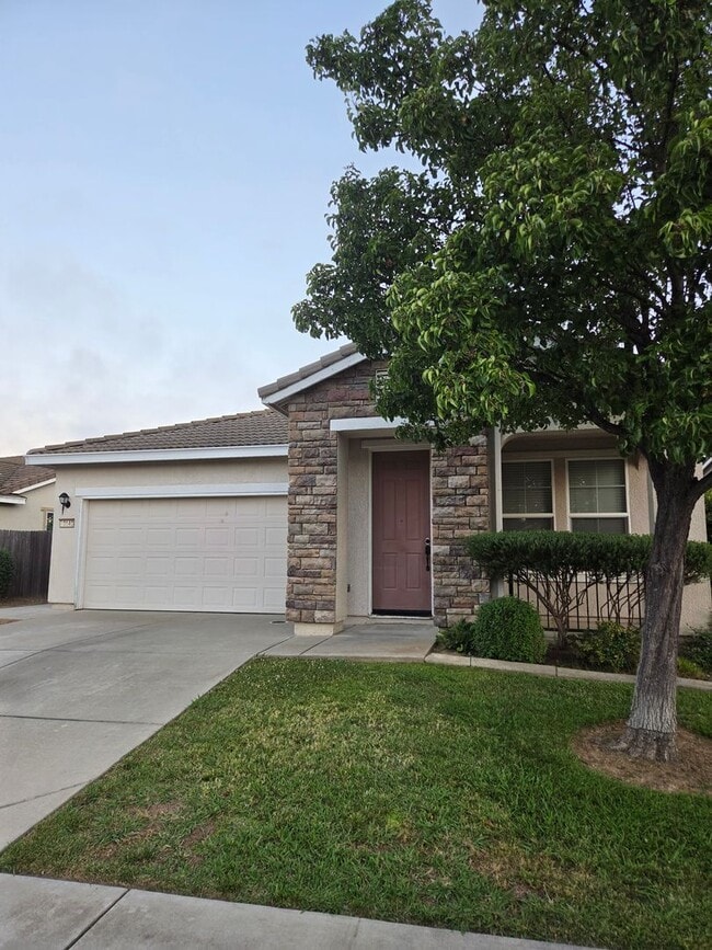 Building Photo - **Coming Soon**Comfortable 3 Bed, 2 Bath in Elk Grove