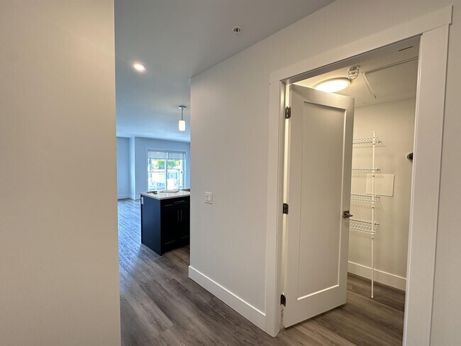 Photo du bâtiment - 210 First Ave W