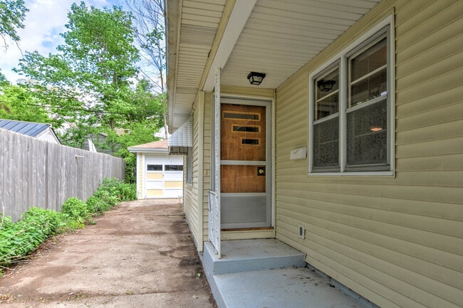Building Photo - 1826 Schlimgen Ave
