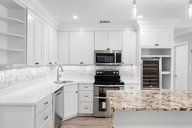 Building Photo - Newly Updated & Available for 1-Year Lease...