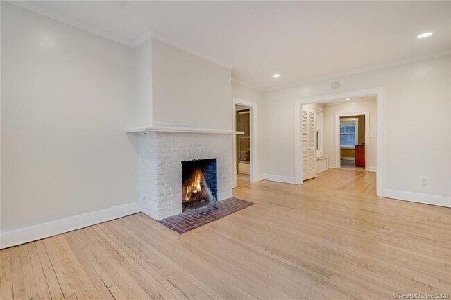 Foto del edificio - 11 Quaker Ln N