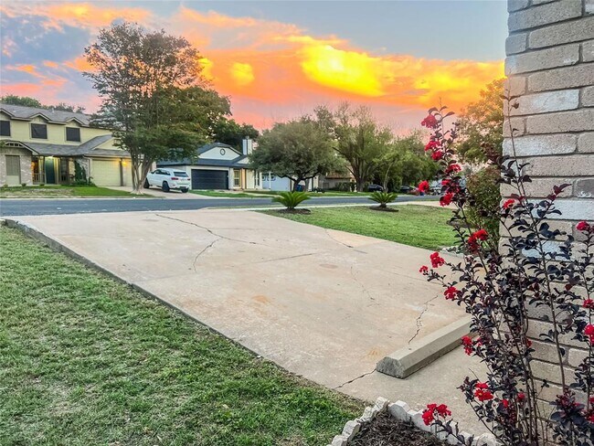 Foto del edificio - 12004 Thompkins Dr