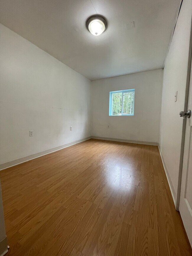 Building Photo - Private 1 Bed/1 Bath w/ heated garage. Min...