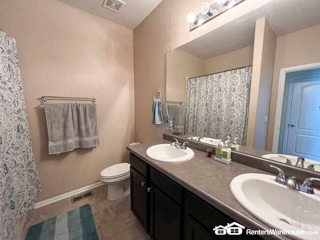 Building Photo - 25104 E Pinewood Pl