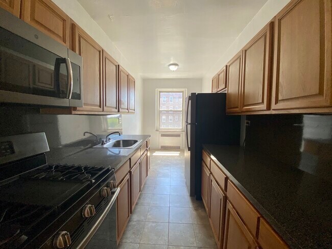 Kitchen - 6400 Saunders St