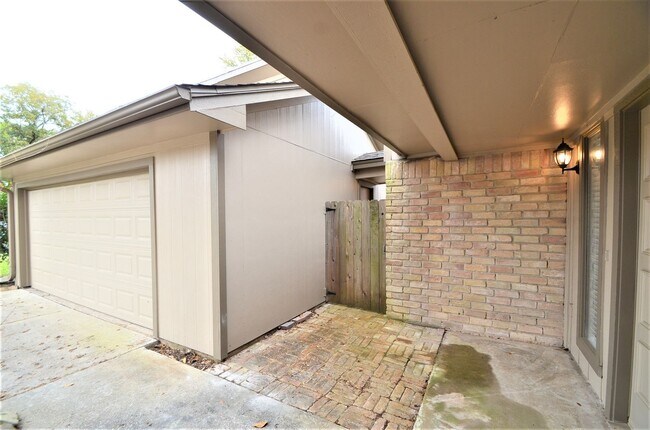 Building Photo - Contemporary, Updated 1-Story in Bear Cree...