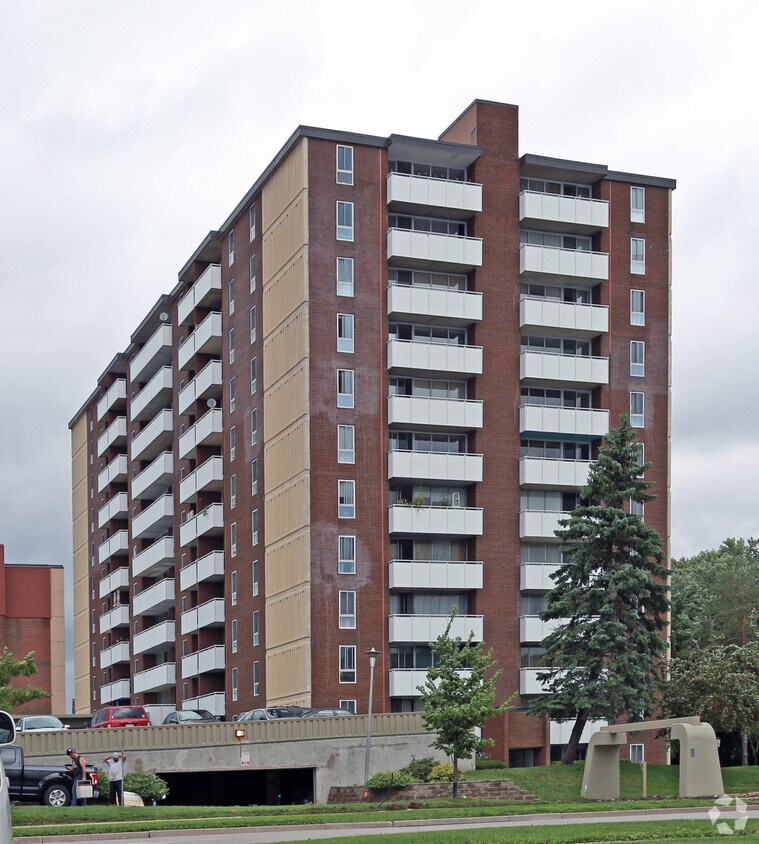 Building Photo - 780 Wonderland Road South