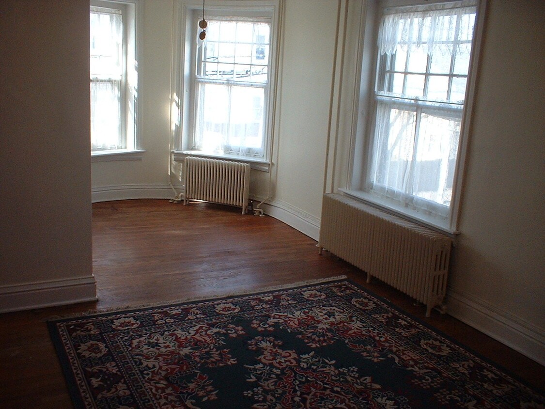 Family room - 202 Franklin St