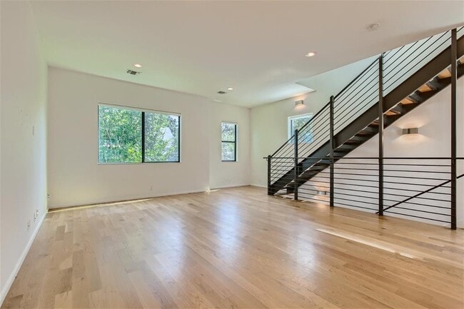 Building Photo - 707 Cardinal Ln