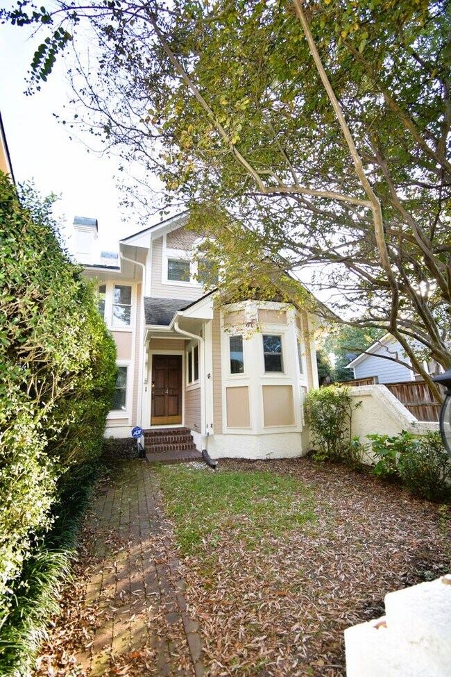 Foto del edificio - 3 Bedroom 2 Bathroom Townhome- Pets Considered