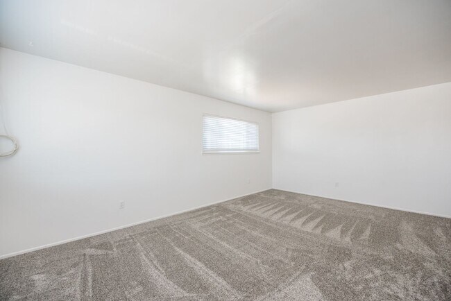 Building Photo - Newly Remodeled Upstairs Unit