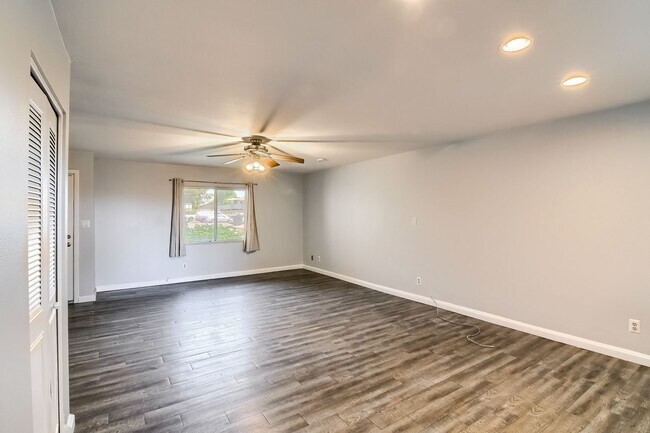 Foto del edificio - Three Bedroom Condo in Glendale