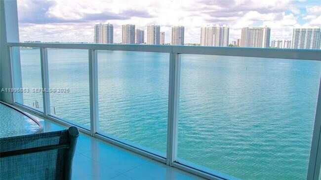 Foto del edificio - 18100 N Bay Rd